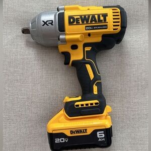 Dewalt new drill with battery black and yellow in color.